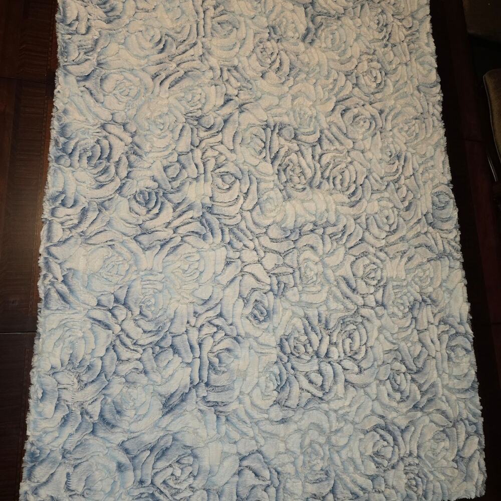 Sew Sweet Minky Designs Frosted Prism Bluebell Blanket Throw child/ travel size